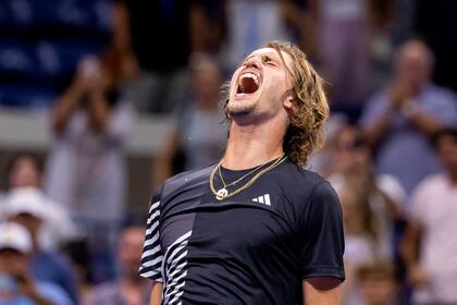 TOPSHOT - Germany's Alexander Zverev celebrates his win against Italy's Jannik Sinner during the US Open tennis tournament men's singles round of 16 match at the USTA Billie Jean King National Tennis Center in New York City, early morning on September 5, 2023. (Photo by COREY SIPKIN / AFP)