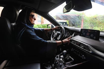 Una automovilista saudita conduce un automóvil en la ciudad costera de Jeddah en el Mar Rojo