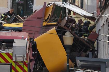 TOPSHOT - Police and firefighters work on the site of a funicular railway accident in Lisbon, on September 3, 2025. The accident of a funicular railway caused several dead and seriously injured in Lisbon, announced the Portugal's President of the Republic. (Photo by PATRICIA DE MELO MOREIRA / AFP)