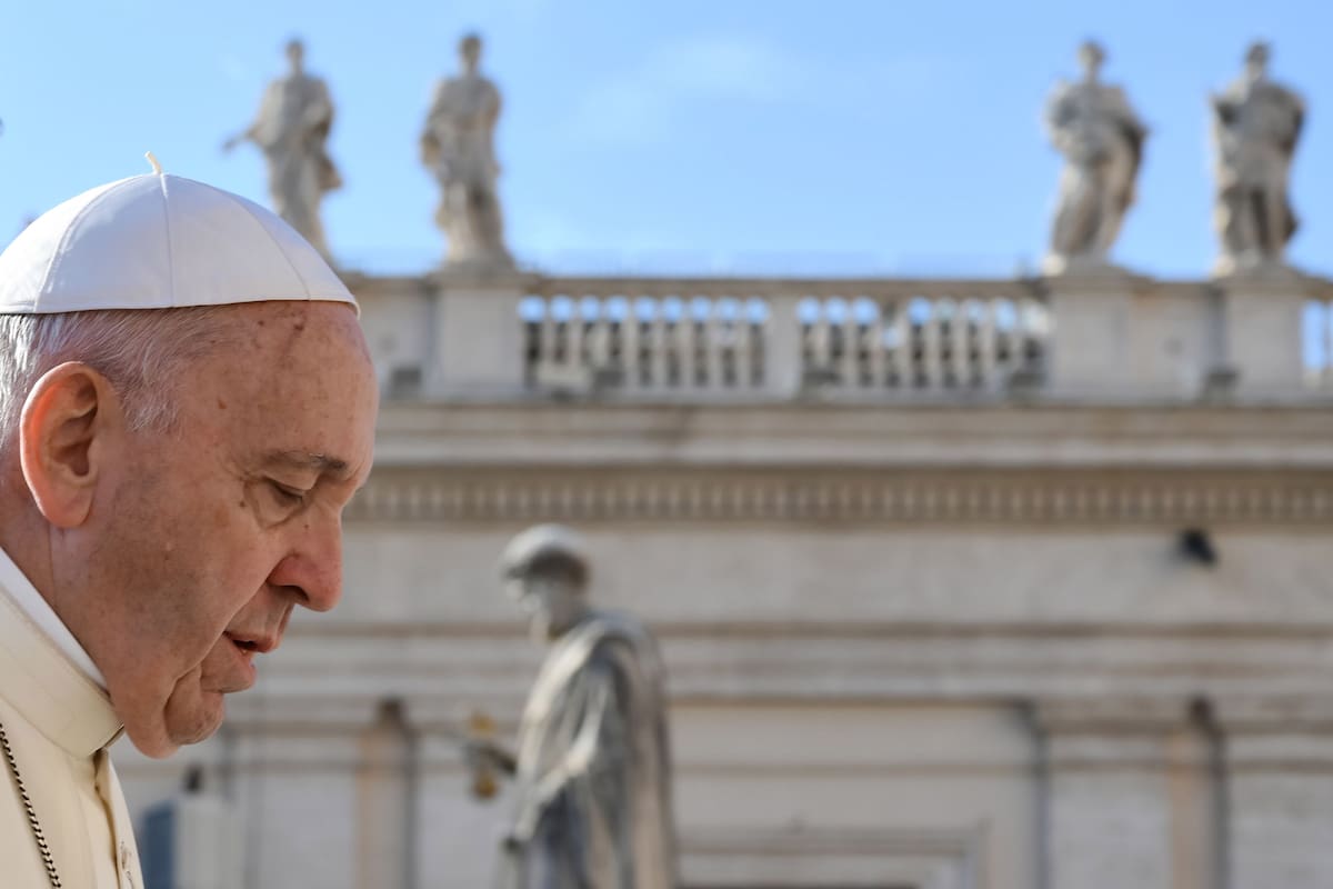TOPSHOT - Pope Francis arrives for the weekly general audience at St.Peters square in the Vatican on October 10, 2018. (Photo by Alberto PIZZOLI / AFP)
