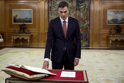 TOPSHOT - Spains new Prime Minister Pedro Sanchez takes the oath of office during a swearing-in ceremony at the Zarzuela Palace near Madrid on June 2, 2018. Spains Socialist chief Pedro Sanchez was sworn in as prime minister, a day after ousting Mariano Rajoy in a historic no-confidence vote sparked