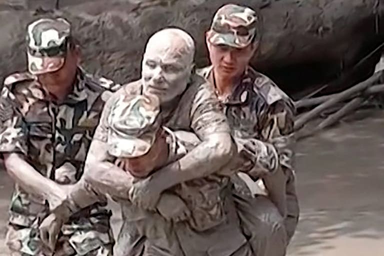TOPSHOT - This handout video grab from a UGC footage of Nepal Army taken and released on August 26, 2026 shows a military personnel rescuing a man stranded by massive floods and landslides along the Nepal-Tibet border. A massive flood and landslide disaster unleashed on the Nepal-Tibet border killed nearly 100 on August 26 and left several hundred people missing, many of whom are foreign tourists. (Photo by Handout / Nepalese Army / AFP) / XGTY - RESTRICTED TO EDITORIAL USE - MANDATORY CREDIT « AFP PHOTO / Nepal Army » - NO MARKETING NO ADVERTISING CAMPAIGNS - DISTRIBUTED AS A SERVICE TO CLIENTS - NO ARCHIVE