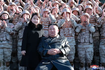 Kim Jong-un presencia, acompañado por su hija Ju-ae, una prueba de misiles a fines de 2022