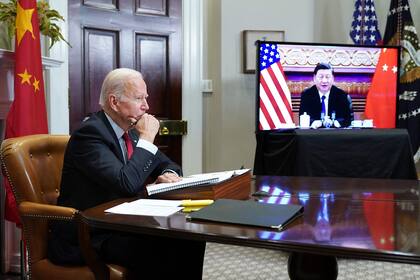 El presidente Biden y Xi Jinping durante una reunión virtual el año pasado