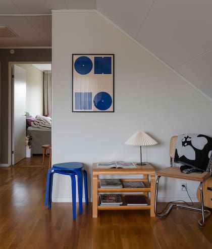 Toques de azul con el cuadro (Wall of Art) y los bancos.
