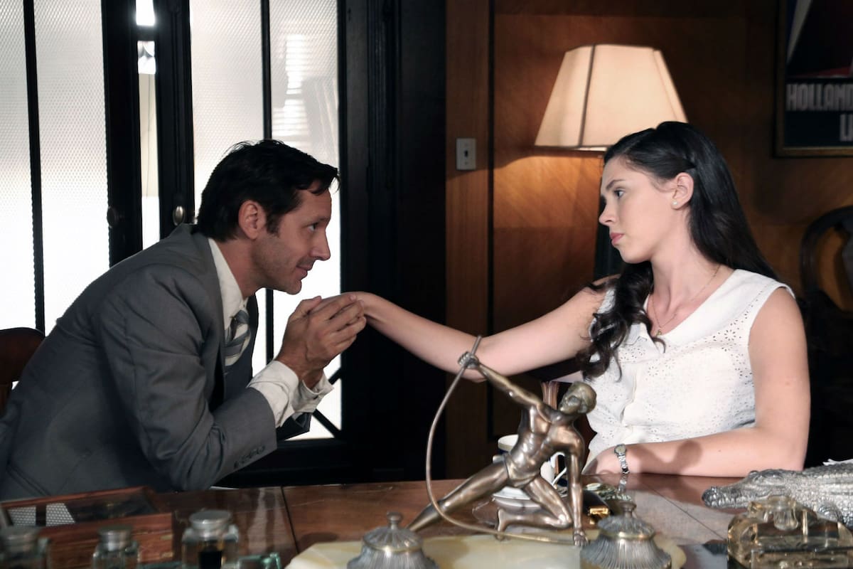 Torcuato (Benjamín Vicuña) acompaña a su prometida Lucía (Delfina Chaves) en un difícil momento