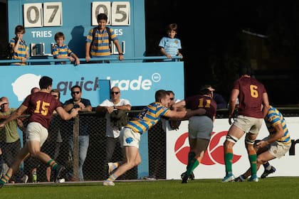 Torcuato Pulido se esmera para tacklear a Gosio, que brilló en su primer partido en la temporada del Top 12, nada menos que en la cancha de Hindú.