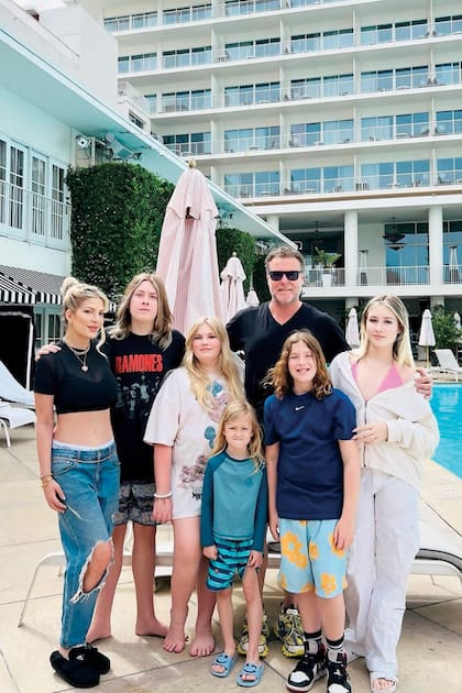 Tori junto a su ex marido, Dean McDermott, y sus hijos (Liam, Stella, Hattie, Finn y Beau).