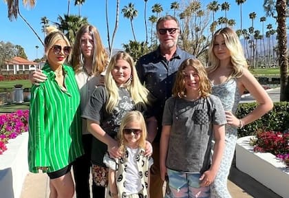 Tori Spelling junto a sus cinco hijos y su exmarido Dean McDermott