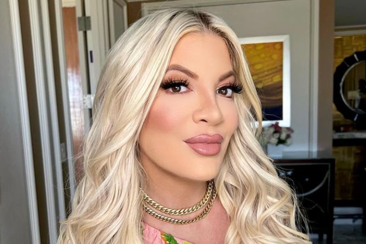 Tori Spelling reveló los secretos de la mansión de 125 habitaciones de sus padres: “Había pasadizos ocultos, puertas secretas y cuadros de Picasso, Monet y Renoir”