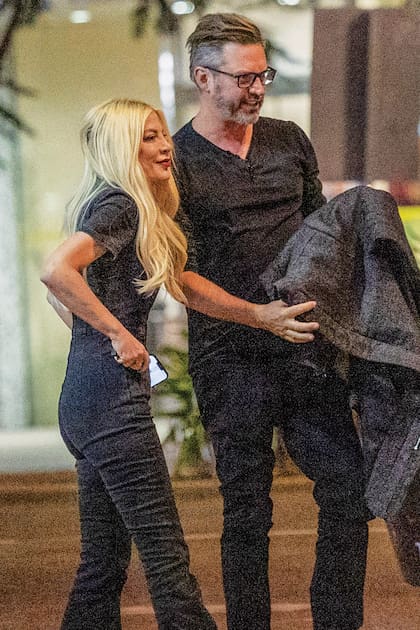 Tori Spelling y Ryan Cramer no ocultan su amor. La actriz está tan contenta con la relación que ni siquiera le molesta que digan que su novio se parece mucho a su ex marido.