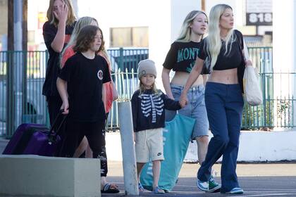 Tori Spelling y sus cinco hijos saliendo de un hotel en el que vivieron durante un tiempo