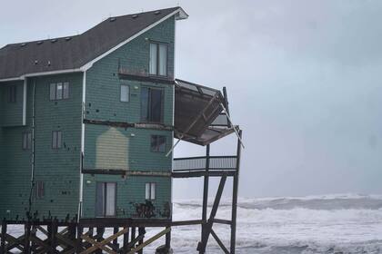 Tormenta azota Alaska mientras otra causa estragos en costa este