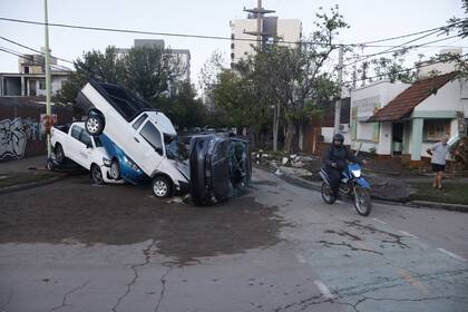 Tormenta en Bahía Blanca: la ciudad quedó bajo el agua por la lluvia y confirmaron la muerte de diez personas