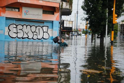 Tormenta en Buenos Aires. Calles inundadas en Avellaneda y otras localidades del sur del Conurbano