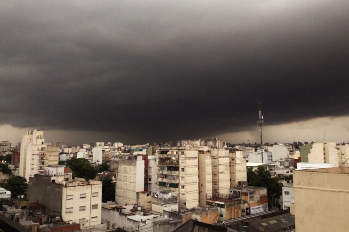 tormenta fuerte lluvia alerta cielo nublado tiempo viento ráfaga