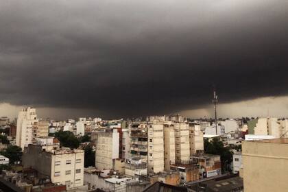 tormenta fuerte lluvia alerta cielo nublado tiempo viento ráfaga