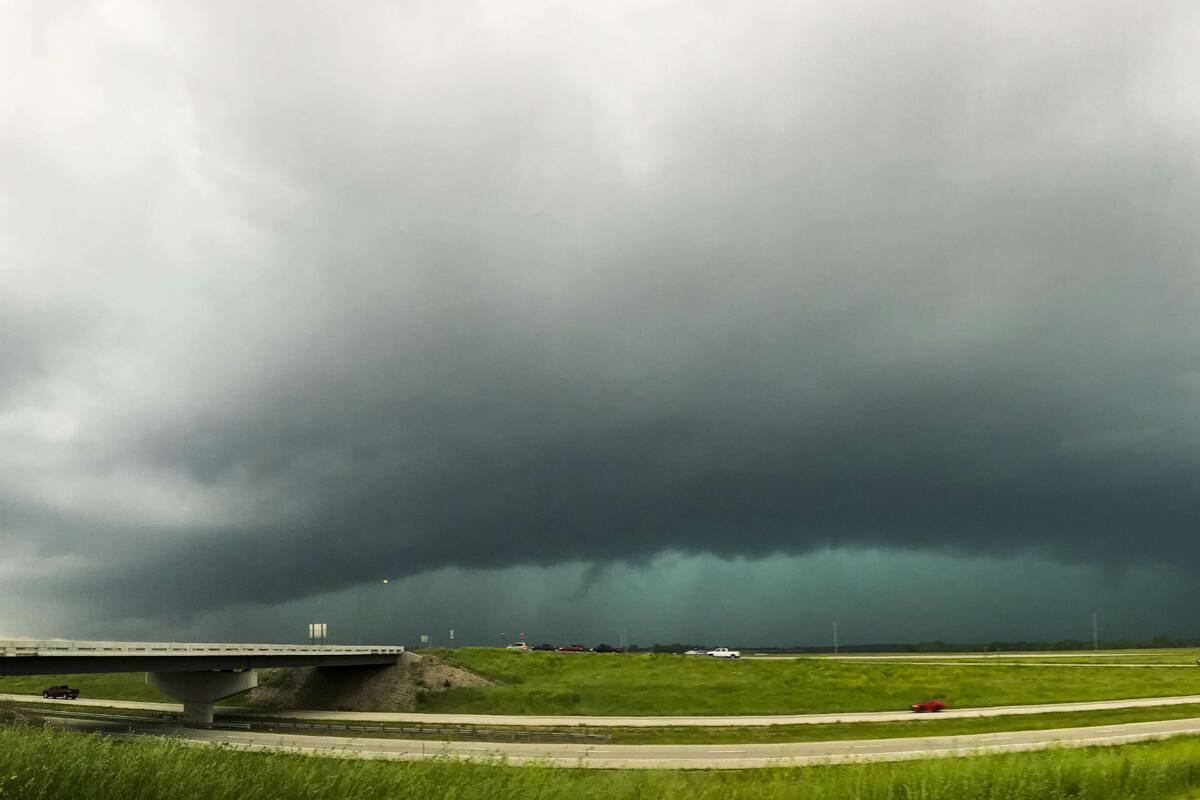 Tormenta y tornado en Lawrence, Kansas