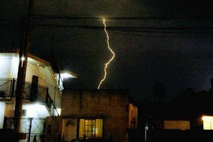 Tormentas fuertes con actividad eléctrica en la Ciudad y el Gran Buenos Aires; continúa la alerta naranja