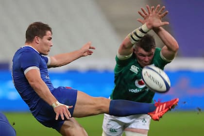 Patea Antoine Dupont, uno de los destacados del triunfo de Francia sobre Irlanda; el 35-27 no le sirvió a ninguno de los dos para ser campeón.