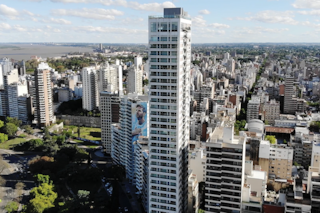 De codearse con millonarios en un piso 40 a quedar acusado de lavar dinero con dos torres de lujo