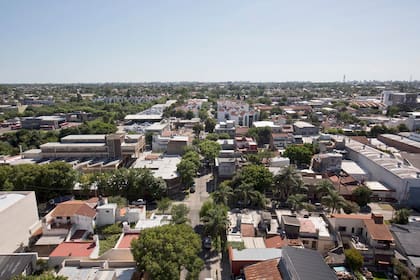 Está oculta entre chalecitos y fábricas de Villa Adelina, pasa inadvertida y no es fácil encontrarla