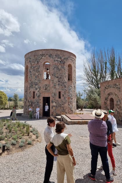 Torre conectada en su interior al subsuelo del restaurante, donde se encuentra la sala de destilación y el wine shop