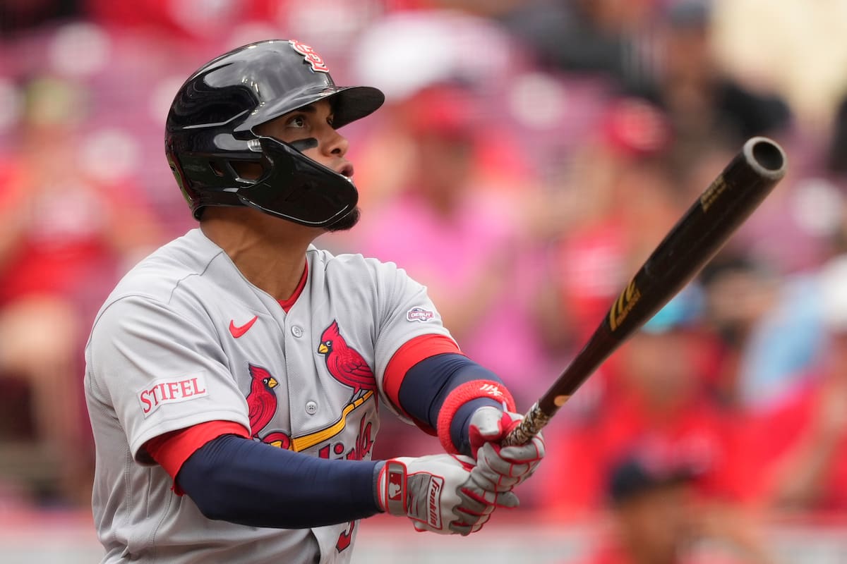 Torres conecta jonrón en su debut en Grandes Ligas a los 28 y los Cardenales vencen 8 a 1 a Rojos