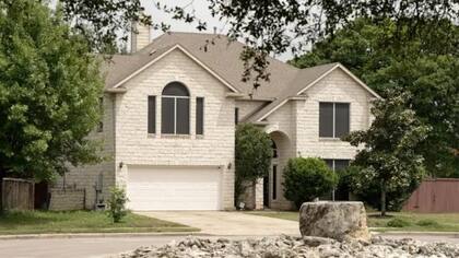 Torres convenció a algunas de sus seguidoras para que vivieran con ella en una casa en los suburbios de Austin, Texas
