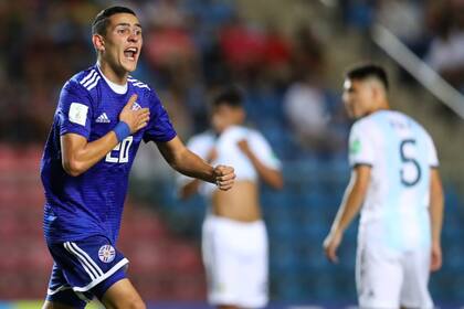 Torres festeja su gol, el del empate parcial; la Argentina sufrió una derrota muy dolorosa