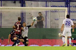 Torrico construye la atajada del campeonato ante Allione, de Vélez