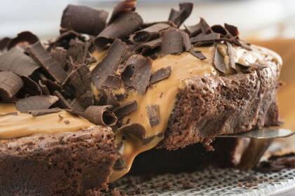 Torta bomba de dulce de leche con chocolate.