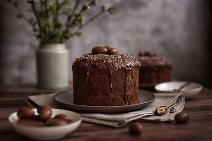 Torta de chocolate con huevos de Pascua.