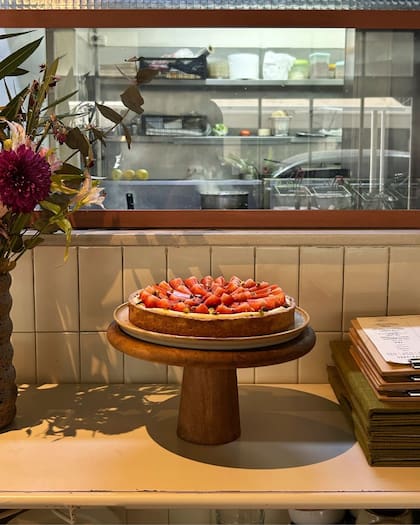 Torta de frutillas y pistachos más un libro de Vinilo Editora en Casa Sáenz