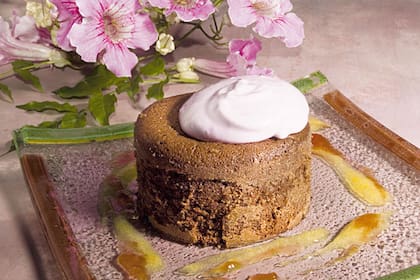 Torta húmeda de chocolate con merengue de malbec