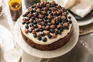 Torta vegana de moras con crema “chantilly” de tofu, frutos rojos y garrapiñada de avellanas