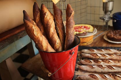 Tortas caseras con mucha fruta detrás de los clásicos panes del lugar