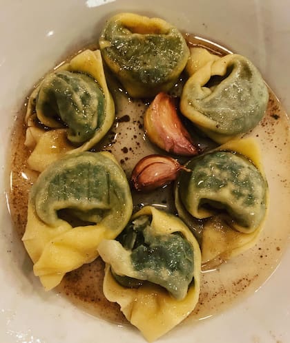 Tortelli bianchi con manteca quemada al ajo en Il Matterello.
