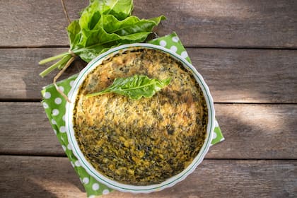 Tortilla de acelga al horno, suave y esponjosa.