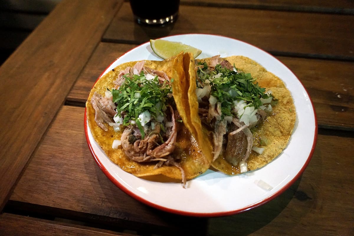 Tortilla, relleno, hierbas y salsa es para muchos el combo perfecto