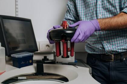 Tosar olvidó enfriar el rotor de la centrífuga la noche anterior al experimento. Crédito: Sebastián Aguilar