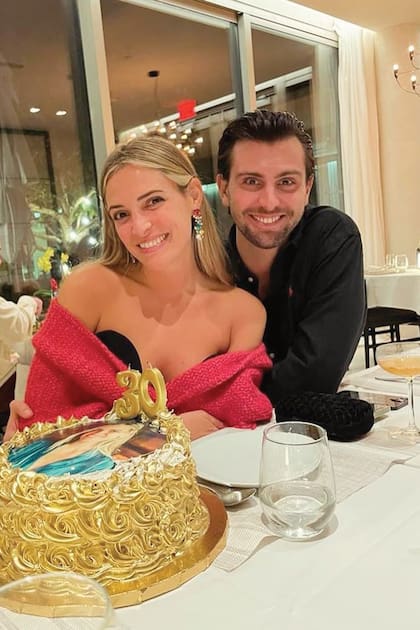 Toscana posó muy enamorada con su marido, el financista Xander Alari-Williams, frente a la original torta decorada con su cara.