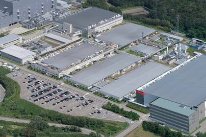 Toshiba: Artist’s impression of the new 300-milimeter wafer fabrication facility, Kaga Toshiba Electronics (the building on the right). (Graphic: Business Wire)