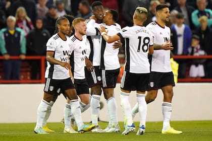 Tosin Adarabioyo (centro), del Fulham, festeja tras anotar el primer tanto de su equipo en el encuentro de la Liga Premier ante Nottingham Forest, el viernes 16 de septiembre de 2022 (Tim Good/PA via AP)
