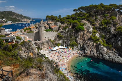Tossa de mar, su fuerte y la playa desde el sendero