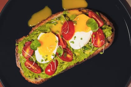 Tostada de masa madre de algarroba. Foto gentileza de The Avocado Republic