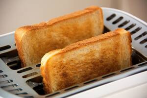 Tostadas de pan sin gluten para un desayuno apto para las personas celíacas