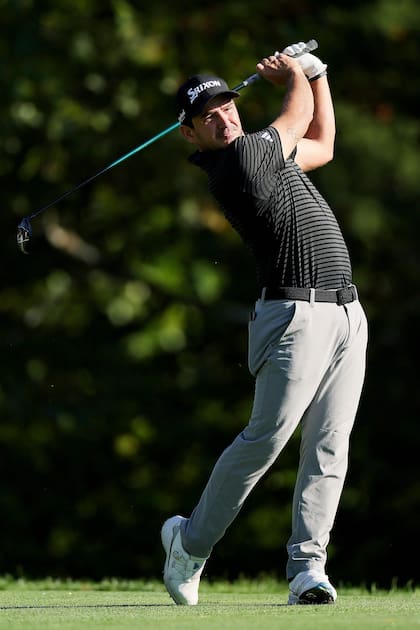 Tosti pega en el hoyo 10 en el Biltmore Championship Asheville 2026, donde tuvo el conflicto con el caddie. No pudo superar el corte