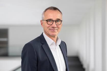 Tostmann pertenece al consejo de administración de la automotriz y está a cargo de la producción y logística mundial de la empresa
