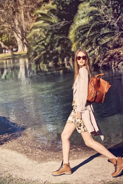 Total look de Giesso, mochila de cuero (Prüne) y borcegos camel (Prüne)